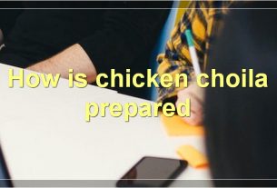 How is chicken choila prepared
