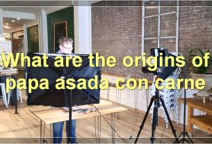 What are the origins of papa asada con carne