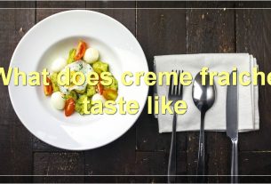 What does creme fraiche taste like