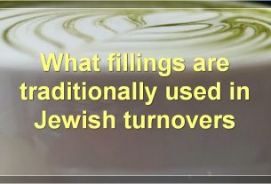 What fillings are traditionally used in Jewish turnovers